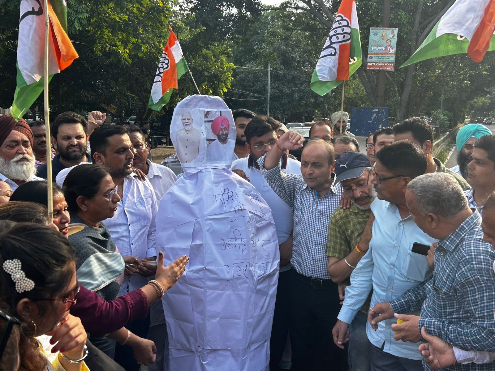 ਕੇੰਦਰੀ ਮੰਤਰੀ ਰਵਨੀਤ ਬਿਟੁ ਦੇ ਹਾਹੁਲ ਗਾਂਧੀ ਦੇ ਖਿਲਾਫ਼ ਕੀਤੀ ਗਲਤ ਬਿਆਨੀ ਕਾਰਨ ਕੀਤਾ  ਪ੍ਰਦਰਸ਼ਨ