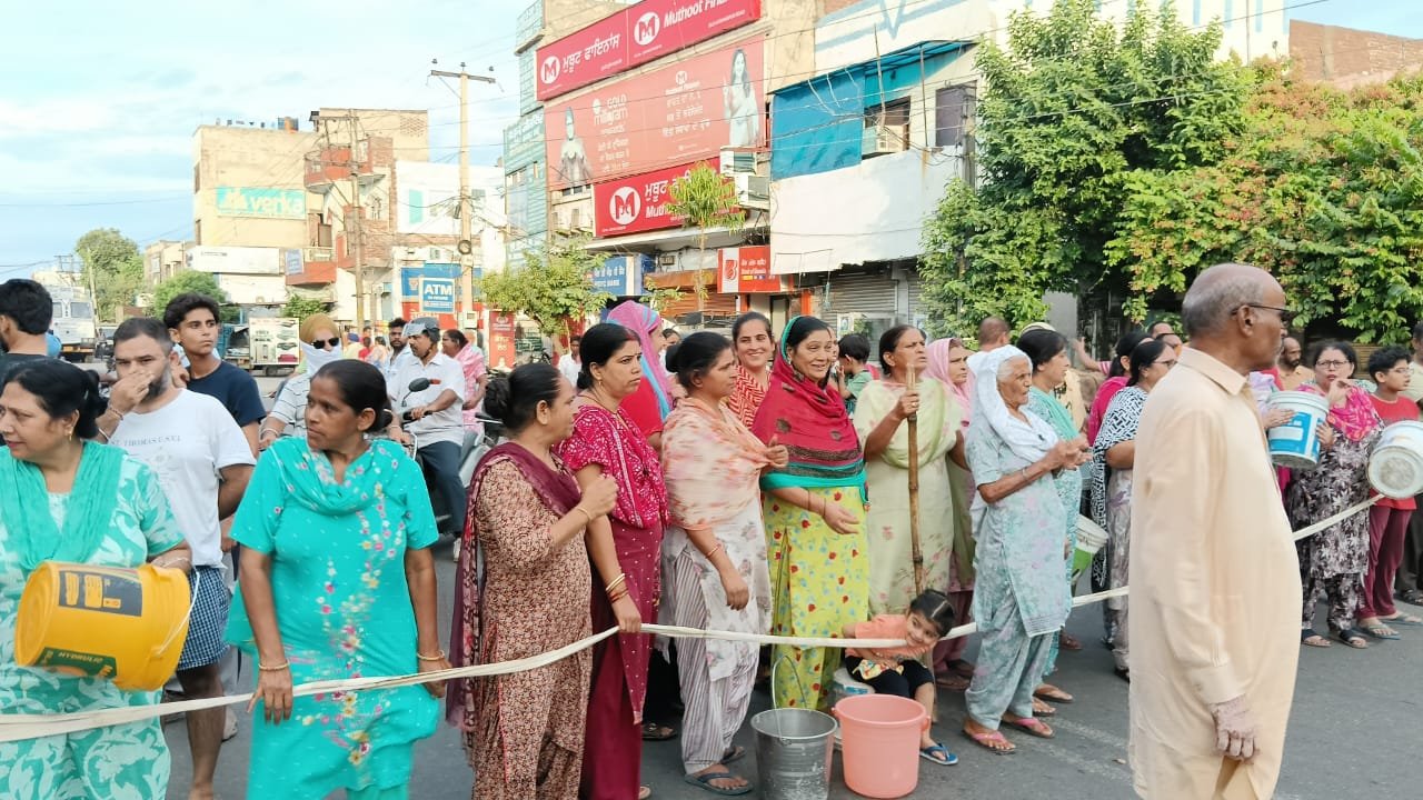 ਸੰਤੋਖਪੁਰਾ ਨਿਵਾਸੀਆਂ ਵੱਲੋਂ ਪਾਣੀ ਦੀ ਦੀ ਸਪਲਾਈ  ਨਾਂ ਆਉਣ ਤੇ  ਸੜਕ ਕੀਤੀ ਬਲੋਕ। 