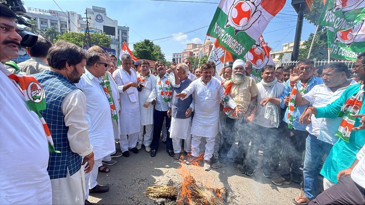 अध्यक्ष डॉ अखिलेश प्रसाद सिंह के नेतृत्व में  विरोध प्रदर्शन एवं पुतला दहन किया ।