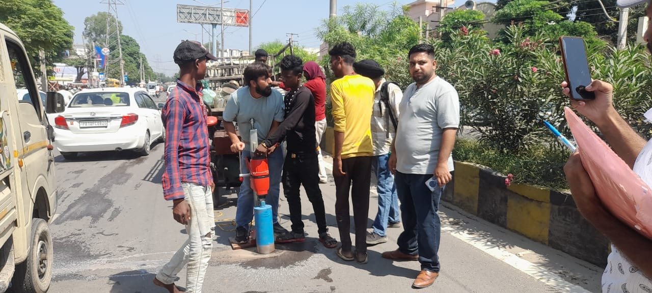 ਨਕੋਦਰ ਰੋਡ ਦੀ ਧਰੜ ਪਾਰਟੀ ਨੇ ਕੀਤੀ ਸੜਕ ਦੀ ਚੈਕਿੰਗ ।