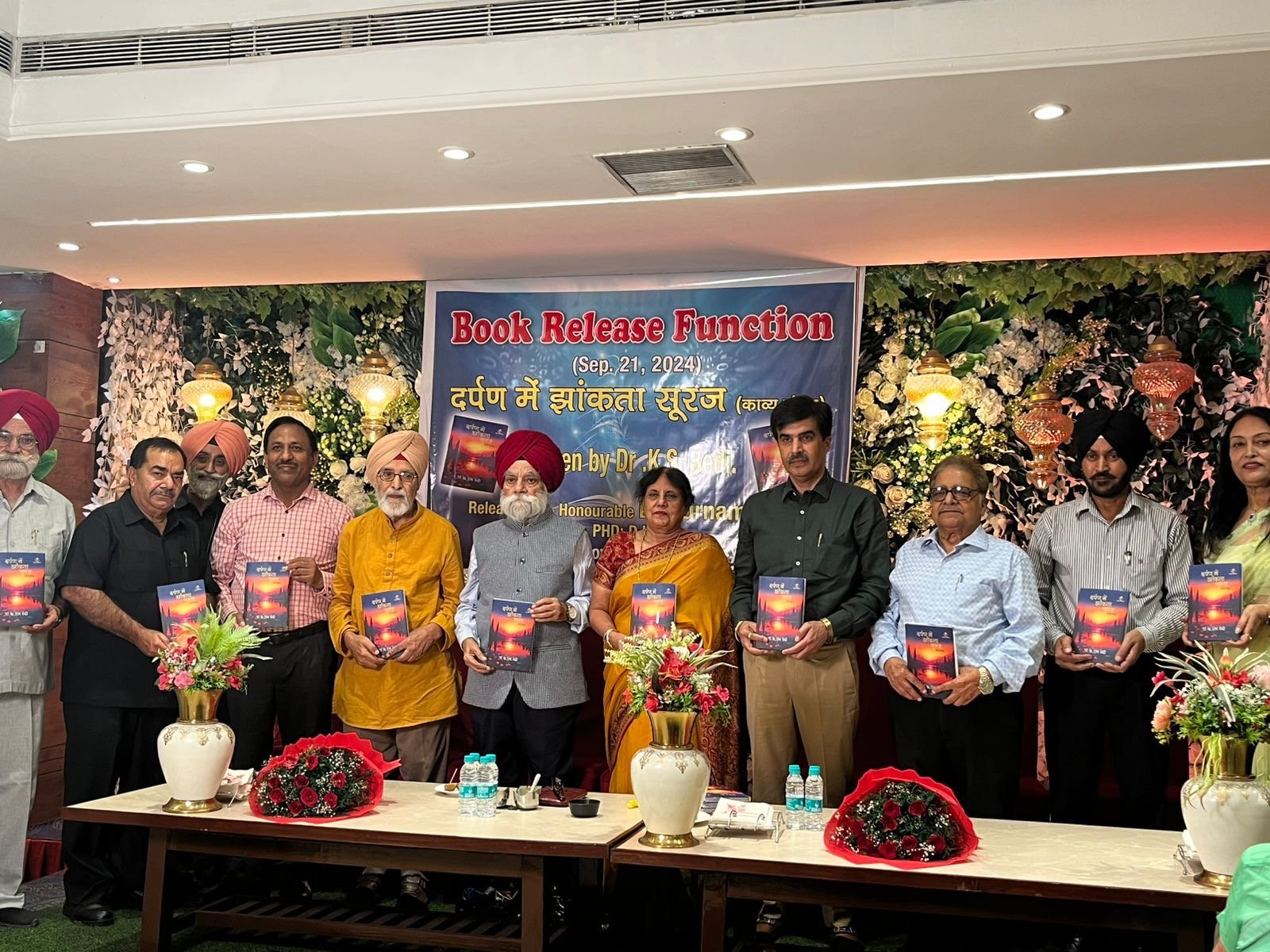 ਡਾ. ਕਰਨ ਸੋਨੀ ਪੰਜਾਬ ਪ੍ਰਦੇਸ਼ ਕਾਂਗਰਸ ਦੇ ਬੁਲਾਰੇ ਡਾ. ਕਰਨ ਸੋਨੀ ਨੇ ਡਾ. ਕੁਲਦੀਪ ਸਿੰਘ ਬੇਦੀ  ਦੀ ਲਿਖੀ ਕਿਤਾਬ “ਦਰਪਣ ਮੇ ਝਾਂਕਤਾ ਸੁਰਜ”, ਜਾਰੀ ਕੀਤੀ। 