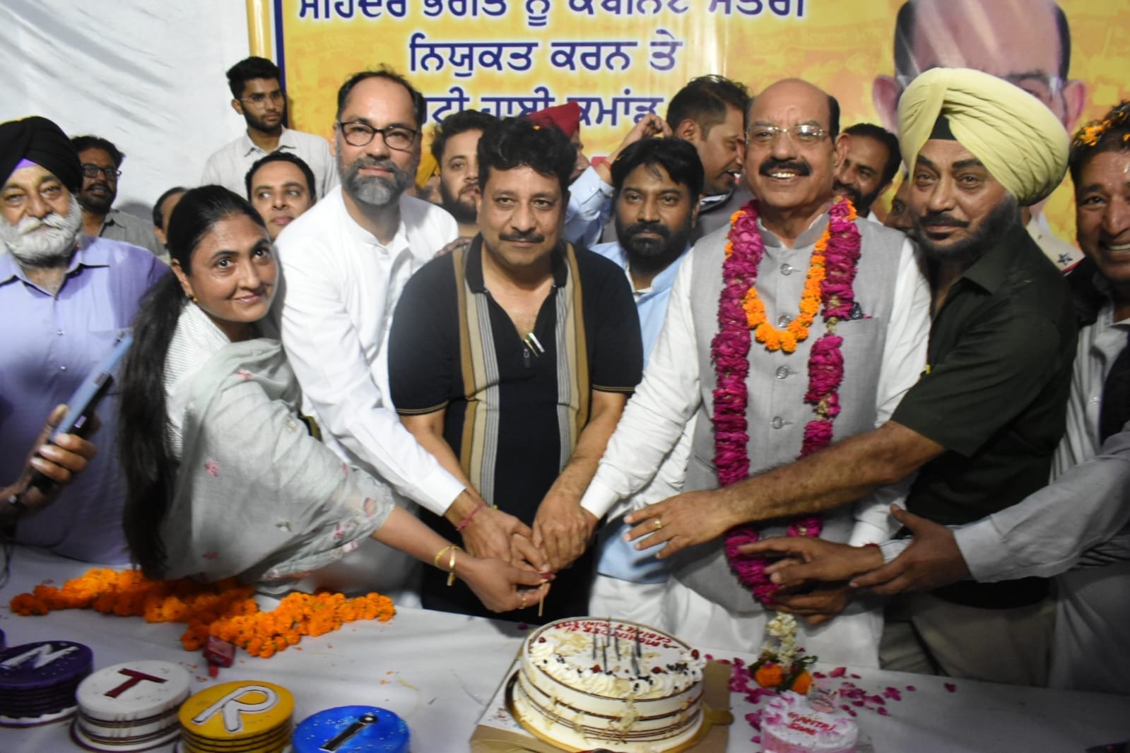 - *ਕੈਬਨਿਟ ਮੰਤਰੀ ਮਹਿੰਦਰ ਭਗਤ ਦਾ ਜਲੰਧਰ ਪੁੱਜਣ ’ਤੇ ਨਿੱਘਾ ਸਵਾਗਤ, ਜ਼ਿਲ੍ਹਾ ਪ੍ਰਸਾਸ਼ਨ ਨੇ ਦਿੱਤਾ ਗਾਰਡ ਆਫ ਆਨਰ*