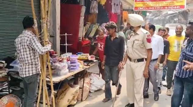 नगर निगम की तहबज़ारी ने सड़क में लगे दुकानों के समान को उठाया।