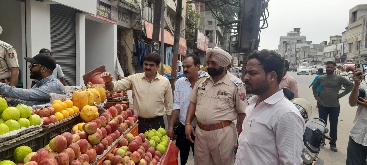 ਨਗਰ ਨਿਗਮ ਦੀ ਤਹਿਬਜਾਰੀ ਨੇ ਟਰੈਫਿਕ ਪੁਲਿਸ ਕੇ ਸਾਥ ਮਿਲ ਕਰ ਚਲਾਈ  ਇਨਕਰੋਚਮੈਂਟ ਹਟਾਵੇ ਕੀ ਮੁਹਿੰਮ ।