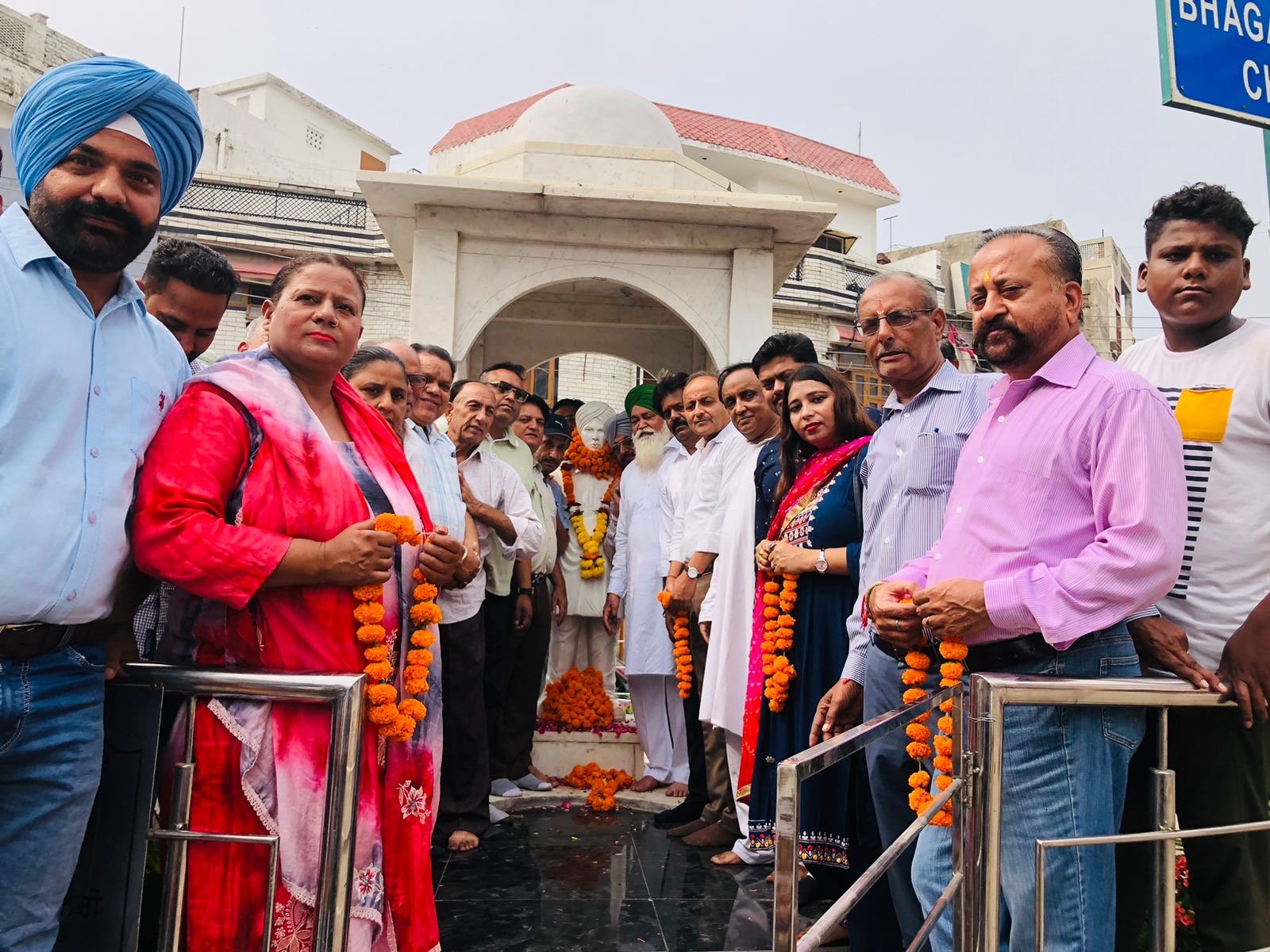 ਜ਼ਿਲਾ ਕਾਂਗਰਸ ਨੇ ਰਾਜਿੰਦਰ ਬੇਰੀ ਨੇ ਸਾਥੀਆਂ ਸਮੇਤ ਸ਼ਹੀਦ ਭਗਤ ਸਿੰਘ ਦੇ ਜਨਮ ਦਿਹਾੜੇ ਤੇ ਉਹਨਾਂ ਦੇ ਬੁੱਤ ਤੇ ਫੁਲਮਾਲਾ ਕੀਤੀ ਅਰਪਿਤ। 