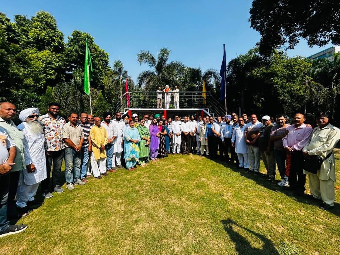 ਜਿਲਾ ਕਾਂਗਰਸ ਕਮੇਟੀ ਸ਼ਹਿਰੀ ਵਲੋ ਦੇਸ਼ ਦੇ ਰਾਸ਼ਟਰਪਿਤਾ ਮਹਾਤਮਾ ਗਾਂਧੀ ਜੀ ਵੇਂ ਅਤੇ ਦੇਸ਼ ਦੇ ਸਾਬਕਾ ਪ੍ਰਧਾਨ ਮੰਤਰੀ ਸ਼੍ਰੀ ਲਾਲ ਬਹਾਦੁਰ ਸ਼ਾਸਤਰੀ ਜੀ ਦੇ ਜਨਮ ਦਿਵਸ ਦੇ ਮੌਕੇ ਤੇ ਫੁੱਲ ਮਲਾਵਾਂ ਭੇਂਟ ਕੀਤੀਆ