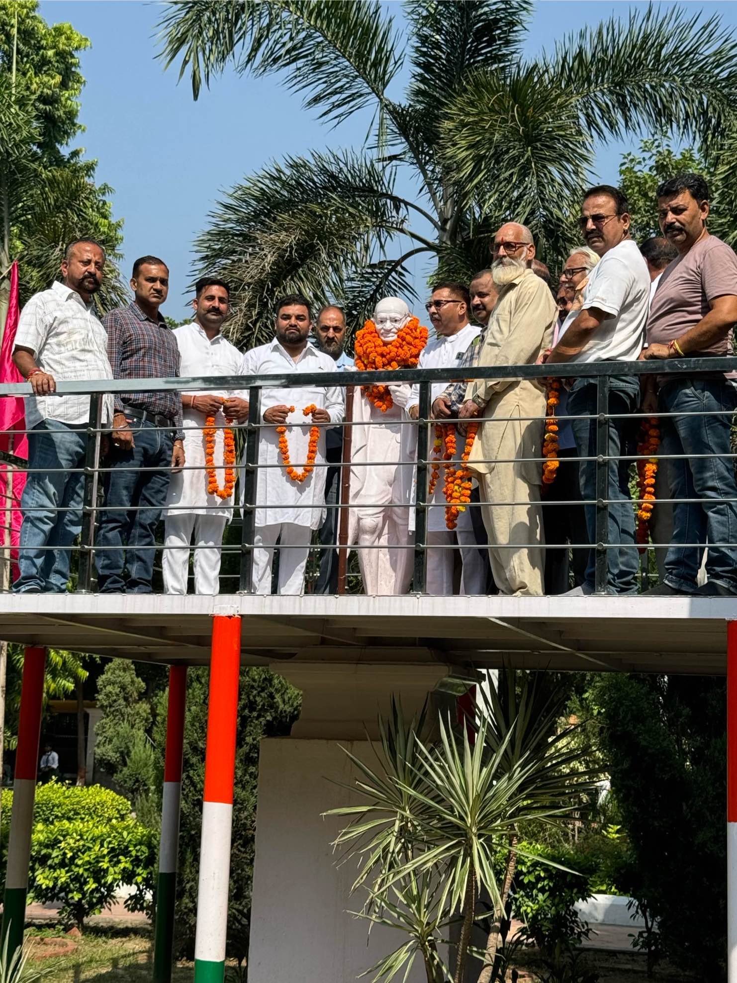 ਕਾਂਗਰਸੀ ਨੇਤਾਵਾਂ ਨੇ ਗਾਂਧੀ ਜਯੰਤੀ ਮੋਕੇ ਗਾਂਧੀ ਜੀ ਦੀ ਪ੍ਰਤਿਮਾ ਦੇ ਫੁੱਲਾਂ ਦੇ ਹਾਰ ਮਾਲਾ ਅ੍ਰਪਿਤ ਕੀਤੀ।