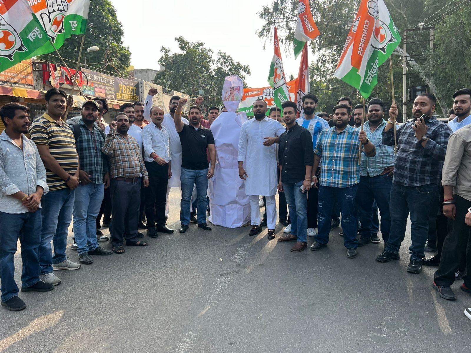 ਸਾਂਸਦ ਕੰਗਨਾ ਰਣੌਤ ਨੇ ਜੋ ਪੰਜਾਬ ਦੀ ਨੌਜਵਾਨ ਦੀ ਪੀੜੀ ਬਾਰੇ ਬਿਆਨ  ਦੇ ਖ਼ਿਲਾਫ਼ ਕੰਗਣਾ ਦਾ ਪੁਤਲਾ ਫੁਕਿਆ।