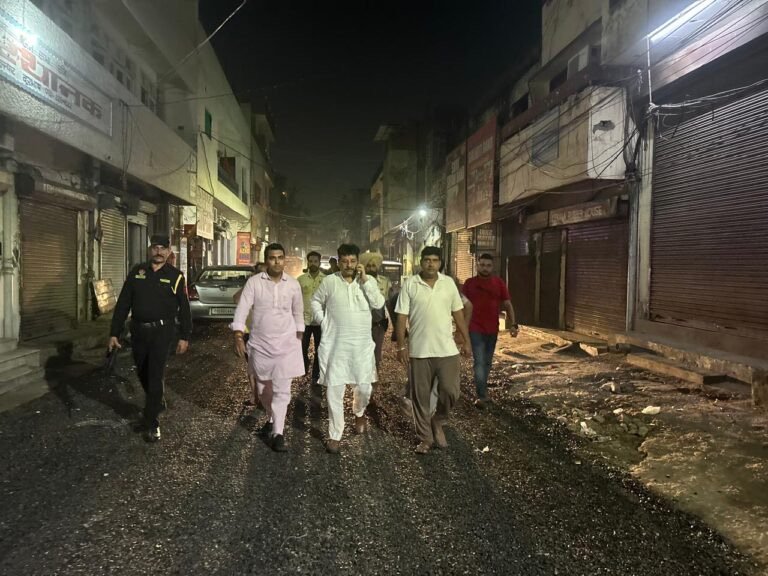 ਹਲਕਾ ਜਲੰਧਰ ਕੇੰਦਰੀ ਦੇ ਵਿਧਾਇਕ ਰਮਨ ਅਰੋੜਾ ਨੇ ਰਾਤ ਨੂੰ ਬਣ ਰਹਿਆਂ ਸੜਕਾਂ ਦਾ ਮੁਆਇਨਾ ਕੀਤਾ।