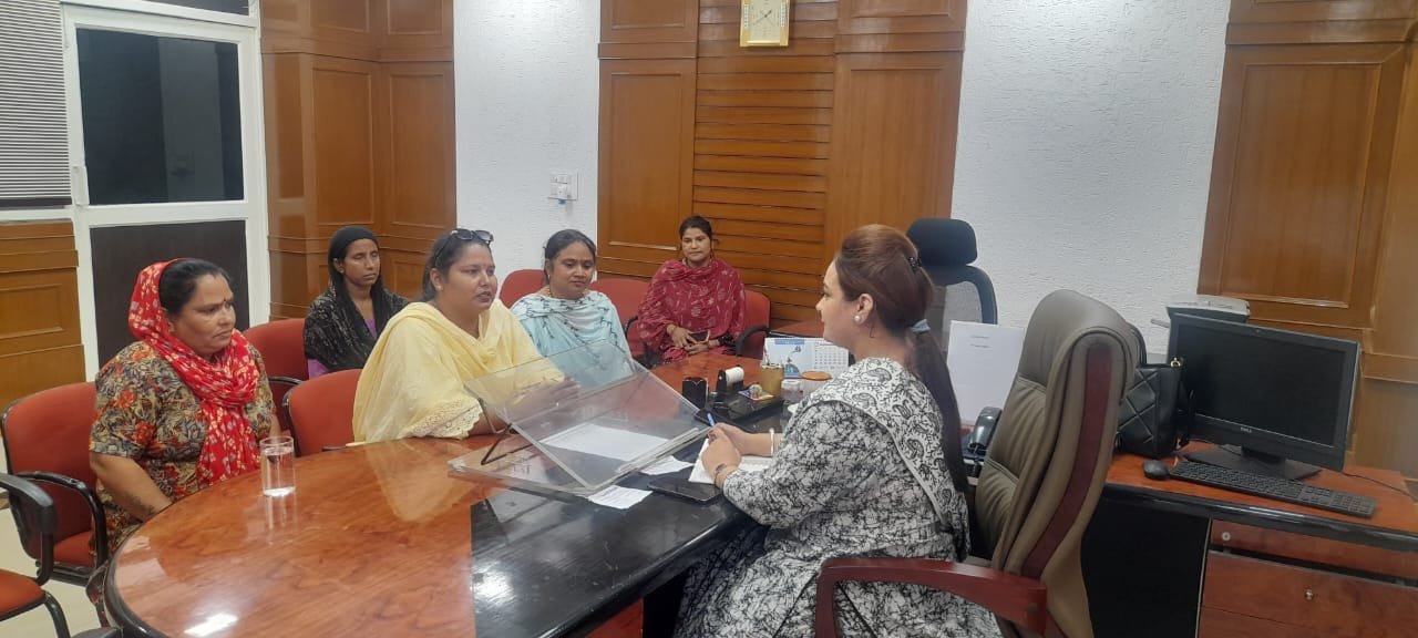 ਪਾਣੀ ਦੀ ਕਿਲੱਤ ਨੂੰ ਲੈਕੇ ਕਾਜ਼ੀ ਮੰਡੀ ਨਿਵਾਸੀ ਨਗਰ ਨਿਗਮ ਸੰਯੁਕਤ ਕਮਿਸ਼ਨਰ ਨੂੰ ਮਿੱਲੇ।