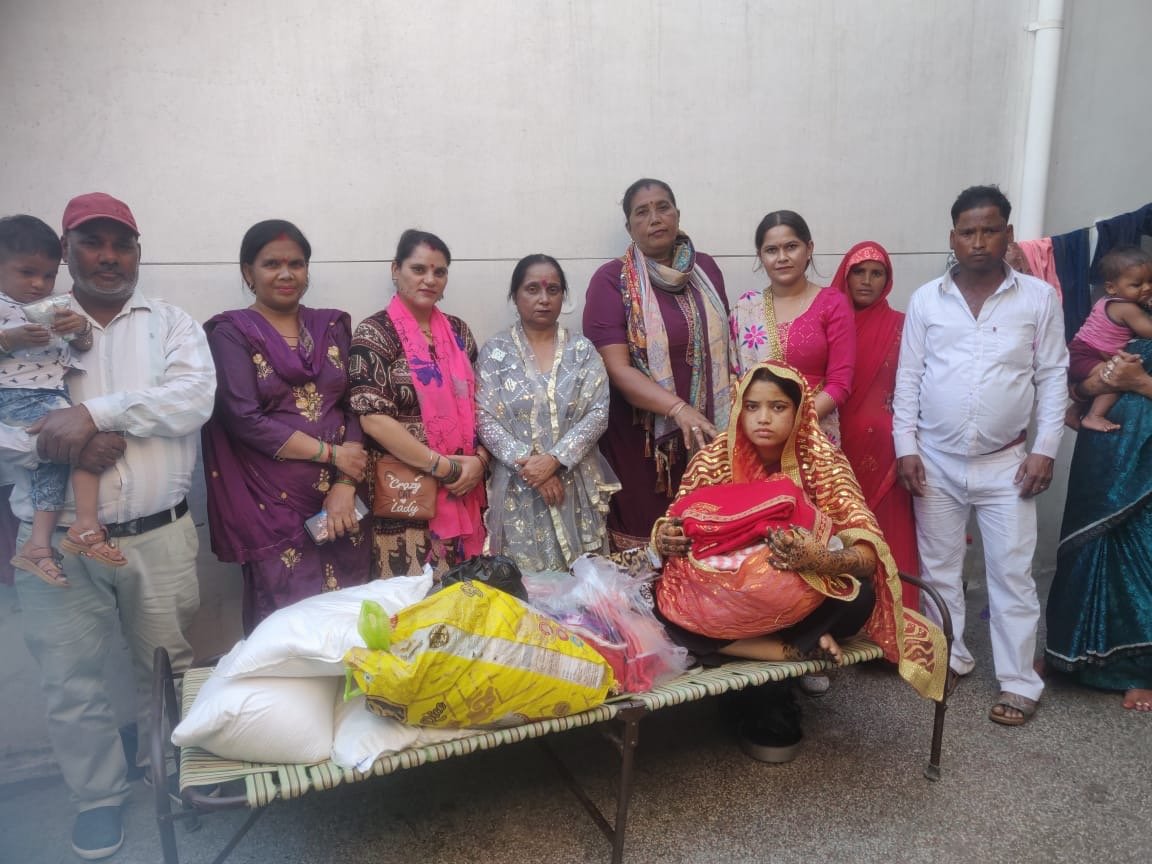 शिव सेना समाजवादी महिला विंग ने ग़रीब लकड़ी की शादी के लिए ज़रूरी समान दिया।