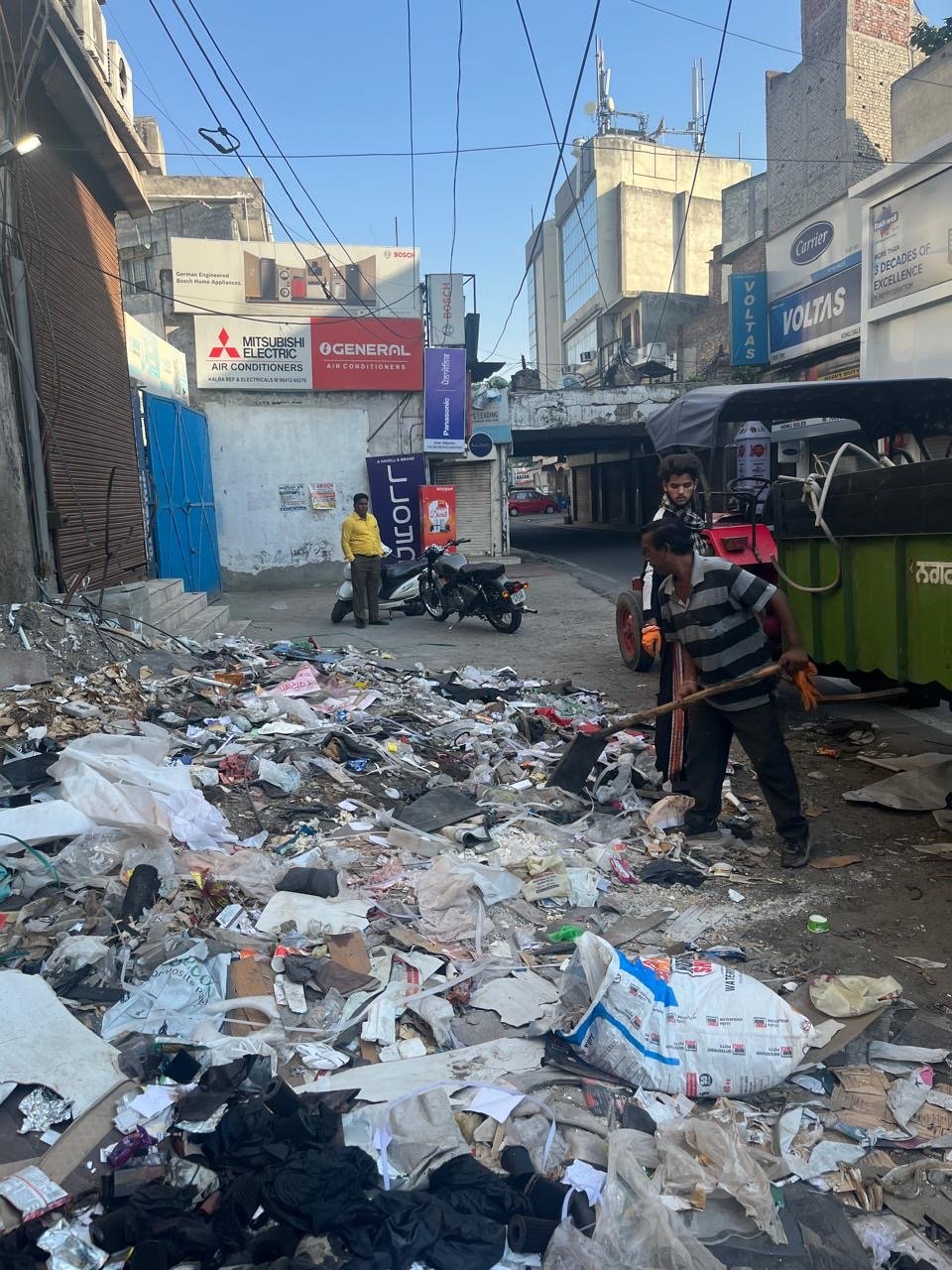  *ਡਿਪਟੀ ਕਮਿਸ਼ਨਰ ਦੇ ਆਦੇਸ਼ਾਂ ’ਤੇ ਨਗਰ ਨਿਗਮ ਨੇ ਸੰਜੇ ਗਾਂਧੀ ਮਾਰਕਿਟ ’ਚ ਸਾਫ ਕਰਵਾਇਆ ਕੂੜੇ ਦਾ ਡੰਪ|