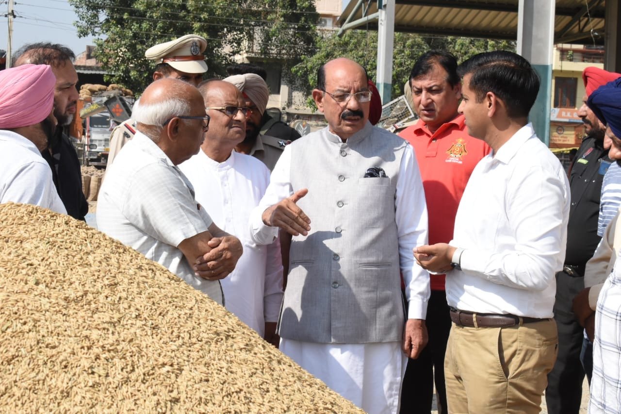 ਕੈਬਨਿਟ ਮੰਤਰੀ ਅਤੇ ਡਿਪਟੀ ਕਮਿਸ਼ਨਰ ਨੇ ਜਲੰਧਰ ’ਚ ਝੋਨੇ ਦੇ ਖ਼ਰੀਦ ਕਾਰਜਾਂ ਦਾ ਲਿਆ ਜਾਇਜ਼ਾ|