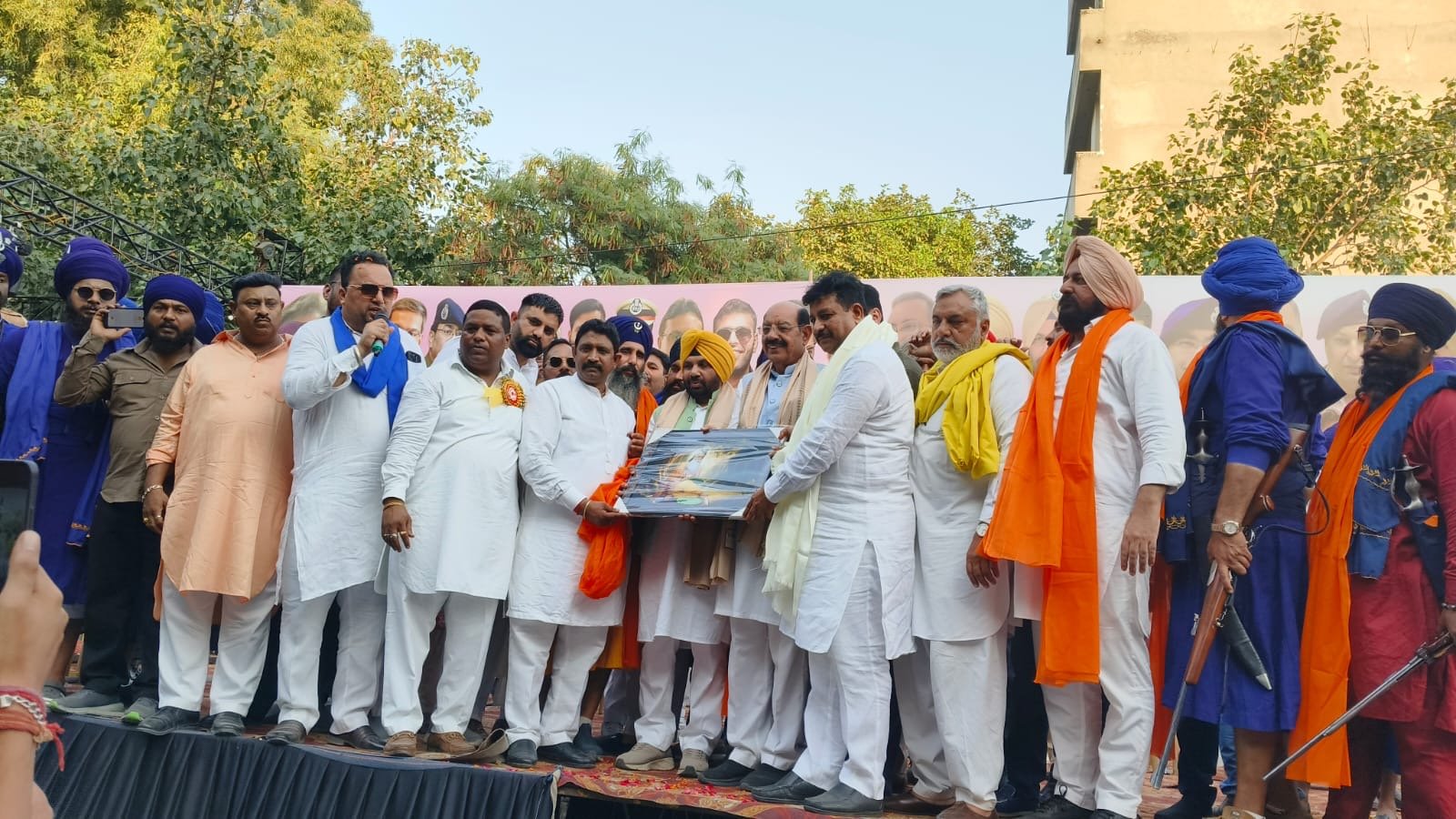 ਕੈਬਨਿਟ ਮੰਤਰੀਆਂ ਨੇ ਭਗਵਾਨ ਵਾਲਮੀਕਿ ਜੀ ਦੇ ਪ੍ਰਕਾਸ਼ ਉਤਸਵ ਮੌਕੇ ਲੋਕਾਂ ਨੂੰ ਦਿੱਤੀਆਂ ਵਧਾਈਆਂ।