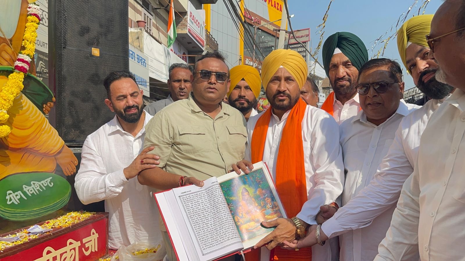 "महानगर में आज महार्षि भगवान वाल्मिकि महाराज जी के प्रकट दिवस के उपलक्ष्य में भव्य शोभा यात्रा"