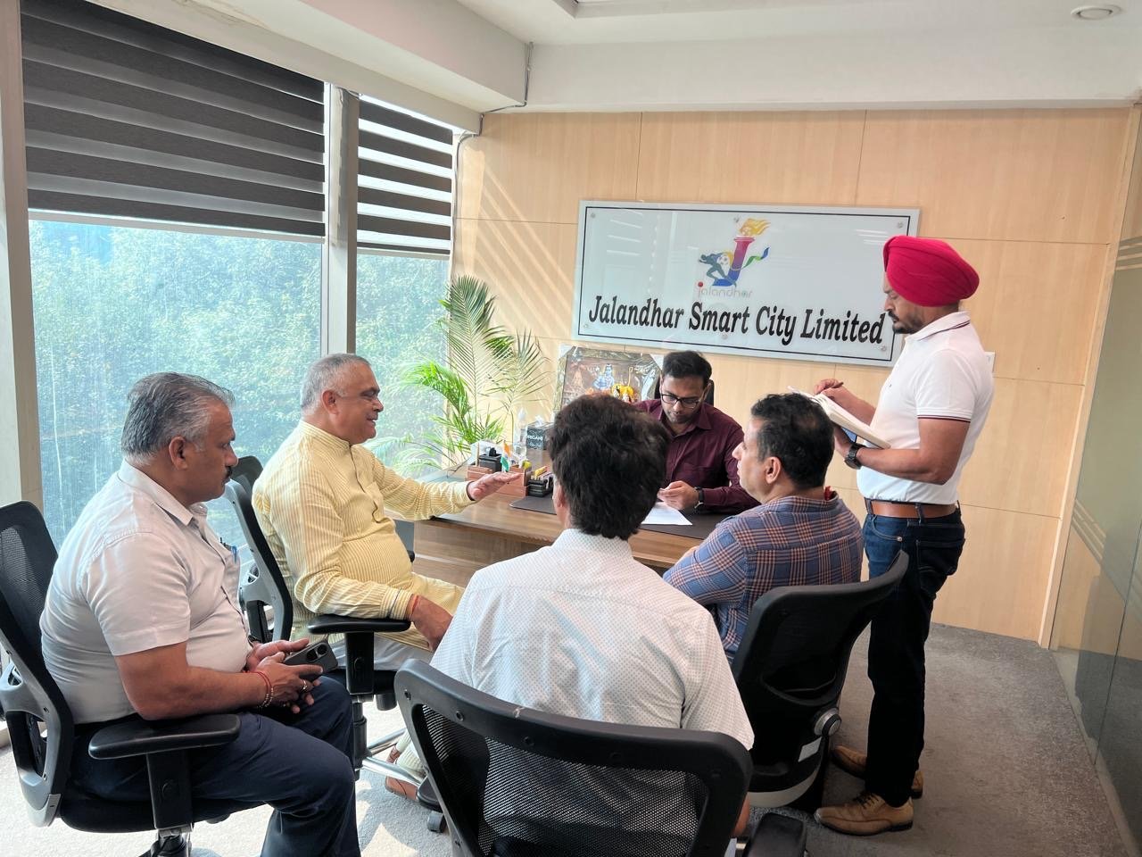 ਗਰੇਟਰ ਕੈਲਾਸ਼ ਕਲੋਨੀ ਵਾਸੀ ਭਾਜਪਾ ਨੇਤਾ ਕੇ.ਡੀ ਭੰਡਾਰੀ ਨੂੰ ਨਾਲ ਲੈ ਕੇ ਨਗਰ ਨਿਗਮ ਕਮਿਸ਼ਨਰ ਨੂੰ ਮਿੱਲ਼ੇ।