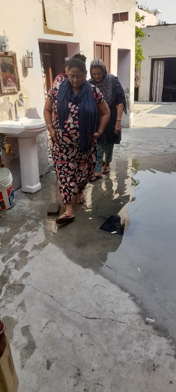 ਮਹਿਲਾ ਰਾਜ ਨਗਰ ਪਿਛੱਲੇ ਇੱਕ ਮਹੀਨੇ ਤੋਂ ਸੀਵਰ ਦੇ ਗੰਦੱ ਪੀਣੀ ਨਾਲ ਡੁੱਬਿਆ ਪਇਆ।