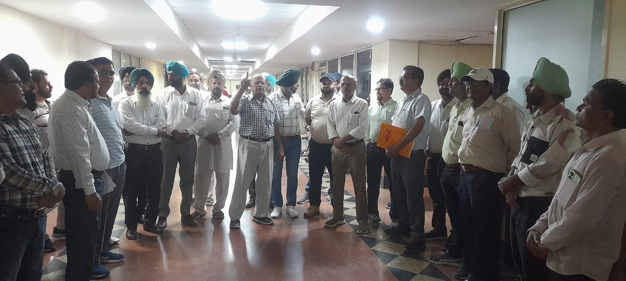 ਨਗਰ ਨਿਗਮ ਦੀ ਕਰਮਚਾਰੀ ਤਾਲਮੇਲ ਕਮੇਟੀ ਨੇ ਨਿਗਮ ਕਮਿਸ਼ਨਰ ਗੋਤਮ ਜੈਨ ਨੂੰ ਮੰਗ ਪੱਤਰ ਦਿੱਤਾ।