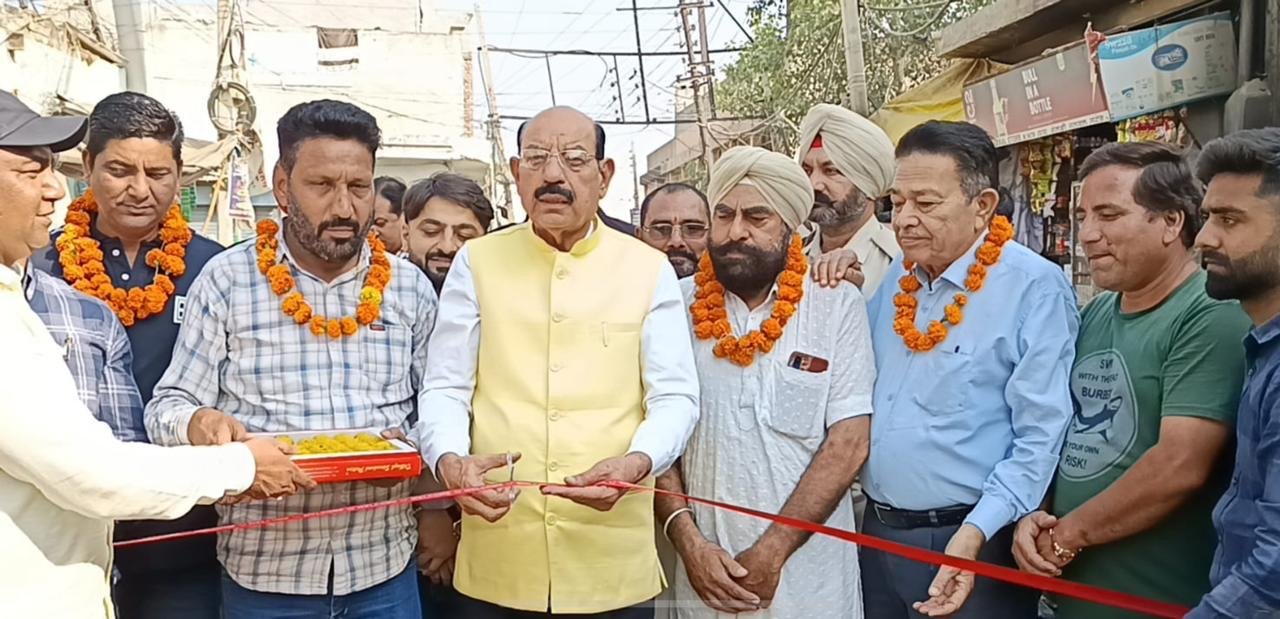केबिनेट मंत्री मोहिंदर भगत ने किया 35 लाख से बनने वाली सड़क का शुभारंभ ।