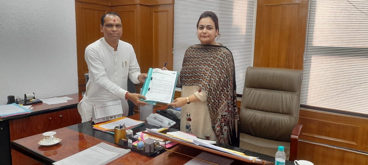 ਜਗਦੀਸ਼ ਸਮਰਾਏ ਨੇ ਸੰਯੁਕਤ ਕਮਿਸ਼ਨਰ ਸੁਮਨਜੀਤ ਕੋਰ ਨੂੰ ਦਿੱਤਾ ਪਾਣੀ ਅਤੇ ਸਮੱਸਿਆਵਾਂ ਠੀਕ ਕਰਨ ਵਾਰੇ ਮੰਗ ਪੱਤਰ। 