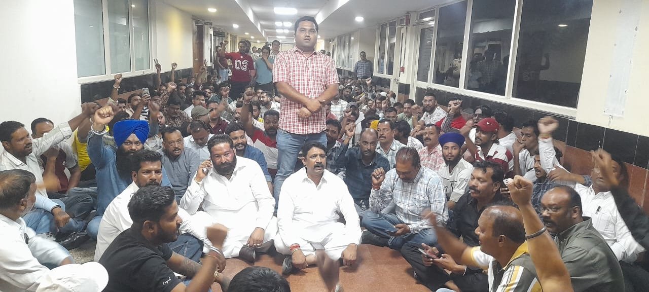 ਨਗਰ ਨਿਗਮ ਕਰਮਚਾਰੀਆਂ ਦਿਆਂ ਯੁਨੀਅਨ ਕਮਿਸ਼ਨਰ ਦੇ ਦਫ਼ਤਰ ਦੇ ਬਾਹਰ ਦਿੱਤਾ ਧਰਨਾ ।