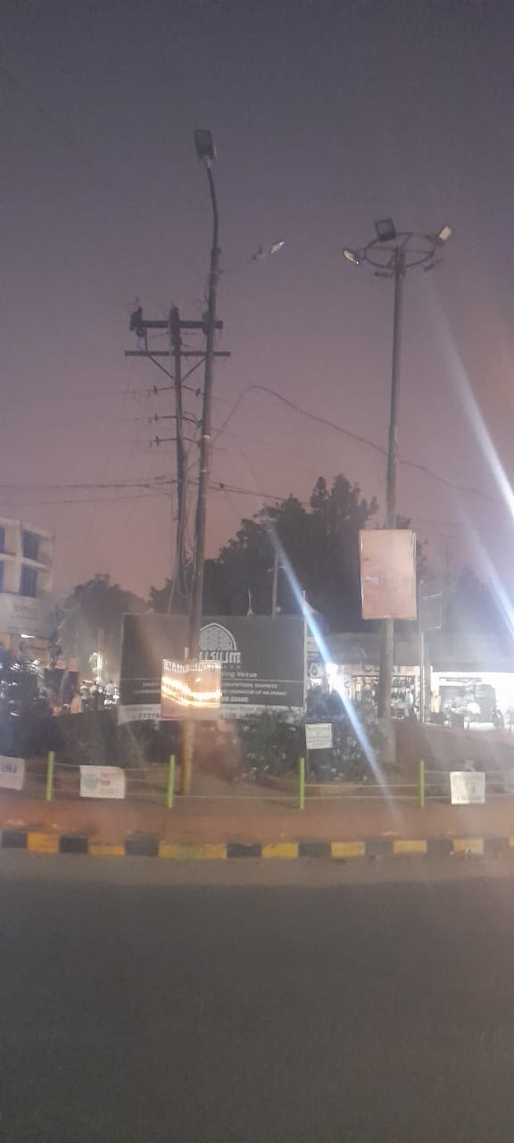 ਦੀਵਾਲੀ ਤੇ ਵੀ ਸ਼ਹਿਰ ਕਈ ਜਗ੍ਹਾ  ਹਨ੍ਹੇਰੱ ਵਿੱਚ ਡੁੱਬੀਆਂ ।