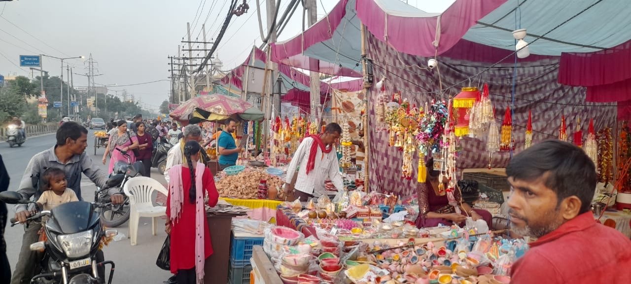 ਦੀਵਾਲੀ ਦੇ ਮੋਕੇ ਸਟਾਲਾਂ ਤੇ ਖਰੀਦਾਰੀ ਲਈ ਲੋੰਕਾਂ ਦੀ ਭੀੜ ।