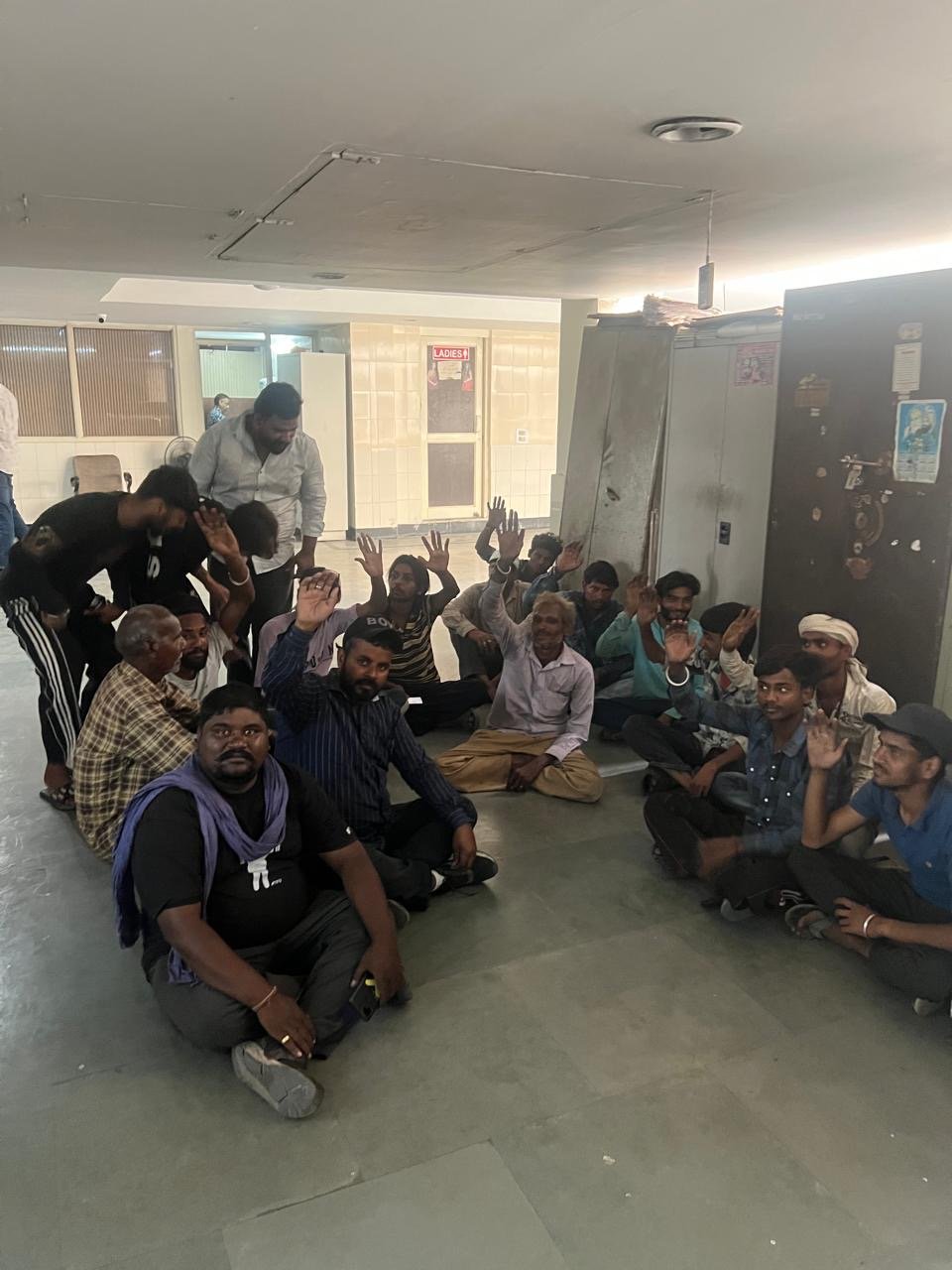 बस्ती नौ कोआपरेटिव सोसाइटी ने निगम कि अकाउंट ब्रांच के ख़िलाफ़ दिया धरना।