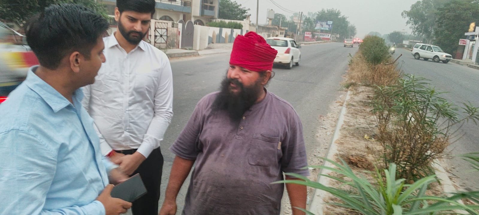 ਡਿਪਟੀ ਕਮਿਸ਼ਨਰ ਨੇ ਜਲੰਧਰ-ਹੁਸ਼ਿਆਰਪੁਰ ਹਾਈਵੇ ਦੇ ਡਿਵਾਈਡਰ ’ਤੇ ਫੁੱਲਾਂ ਦੇ ਬੂਟੇ ਲਾਉਣ ਵਾਲੇ ਨਾਗਰਿਕਾਂ ਦੀ ਗੱਡੀ ਰੋਕ ਕੇ ਕੀਤੀ ਸ਼ਲਾਘਾ