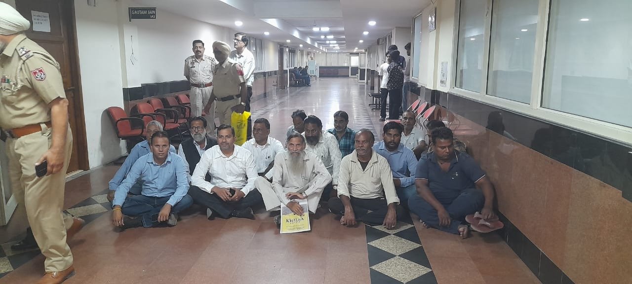 IHRM  ਪੰਜਾਬ ਪੋਰਟਲ ਰਾਹੀਂ ਤਨਖਾਹ ਦਿੱਤੇ ਜਾਣ ਨੂੰ ਨਾਂ ਲਾਗੂ ਕਾਰਨ ਨਿਗਮ ਦਫ਼ਤਰ ਦੇ ਬਾਹਰ ਦਿੱਤਾ ਧਰਨਾ।