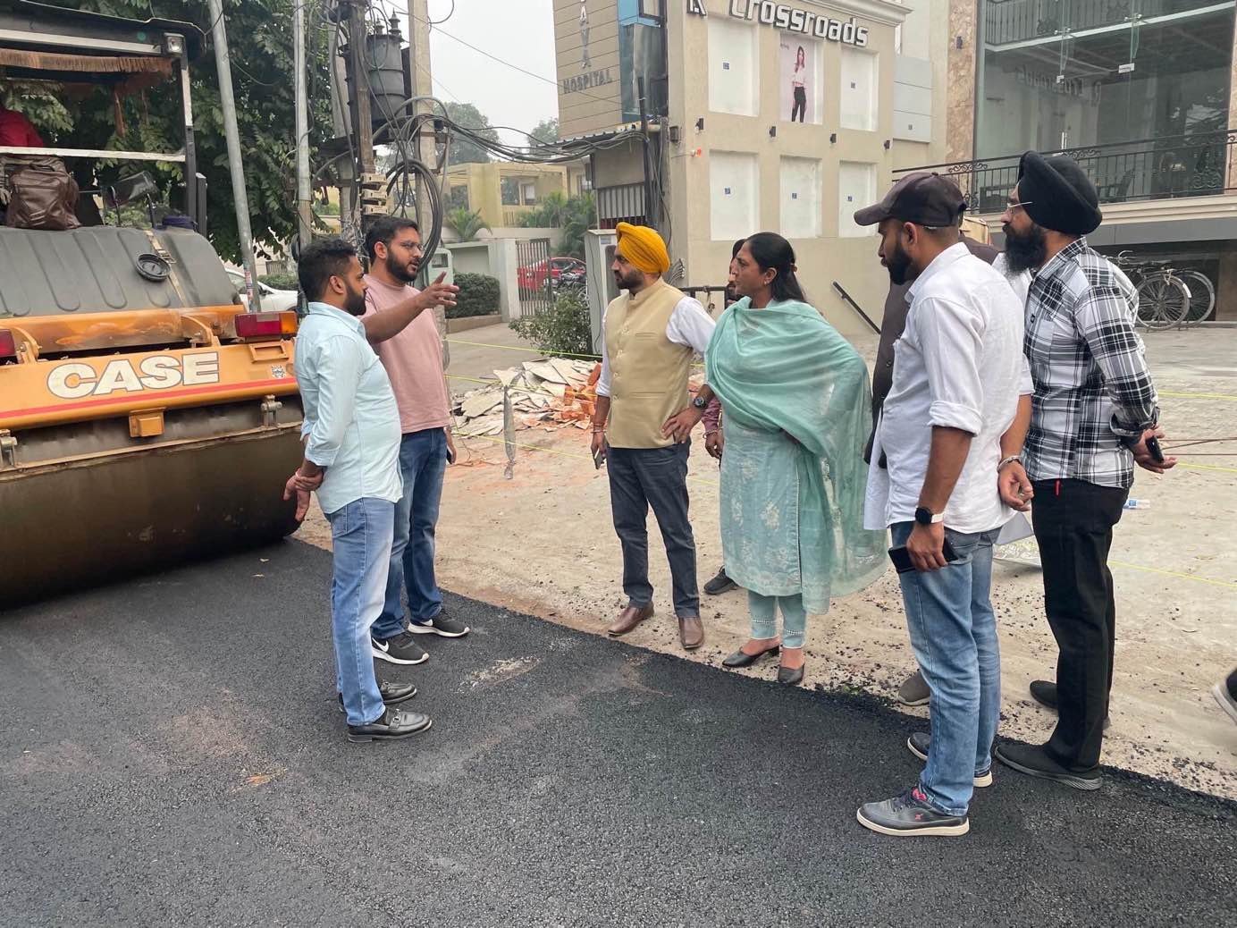 ਬੀਬਾ ਰਾਜਵਿੰਦਰ ਕੌਰ ਥਿਆੜਾ ਨੇ ਸੜਕ ਦੇ ਚਲ ਰਹੇ ਕੰਮ ਦਾ ਕੀਤਾ ਨਿਰੀਖਣ।