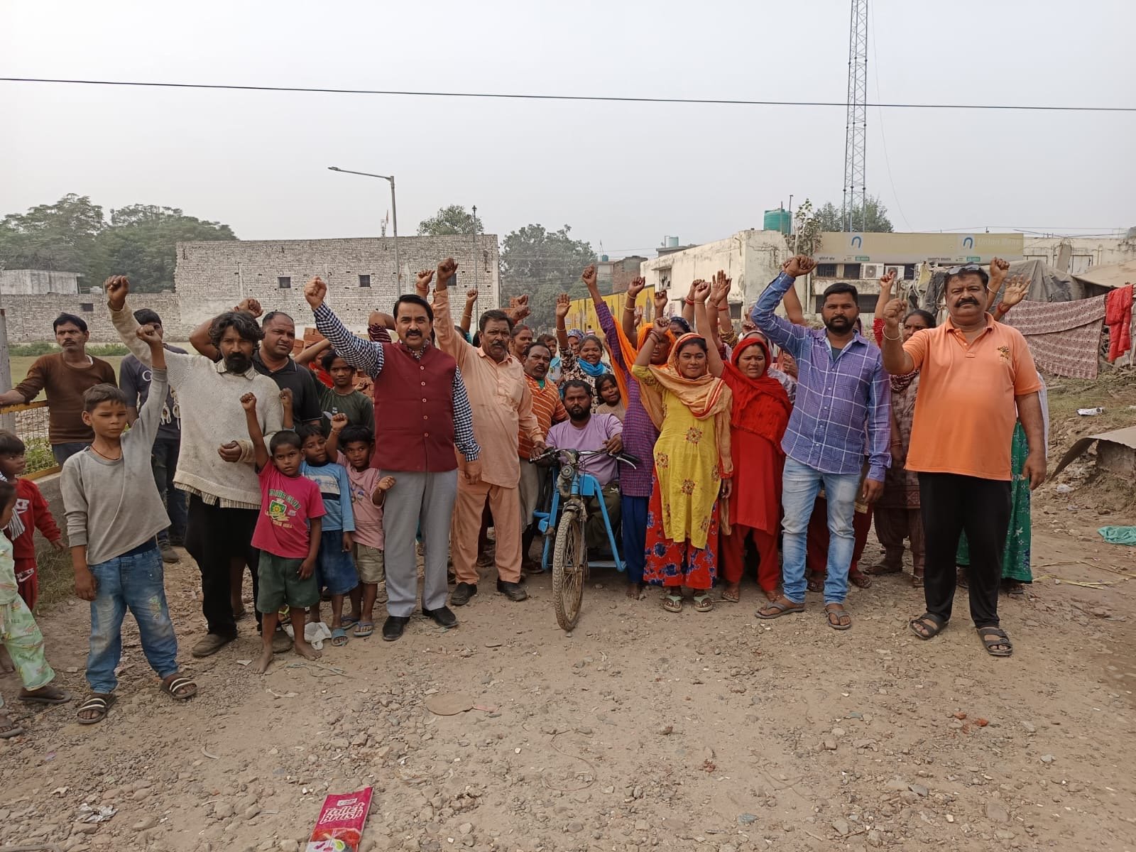 गुरु नानक पूरा में बिना सीवरेज डालने के लिए नई बनी हुई सड़क तोड़ने किया लोगो ने किया विरोध ।