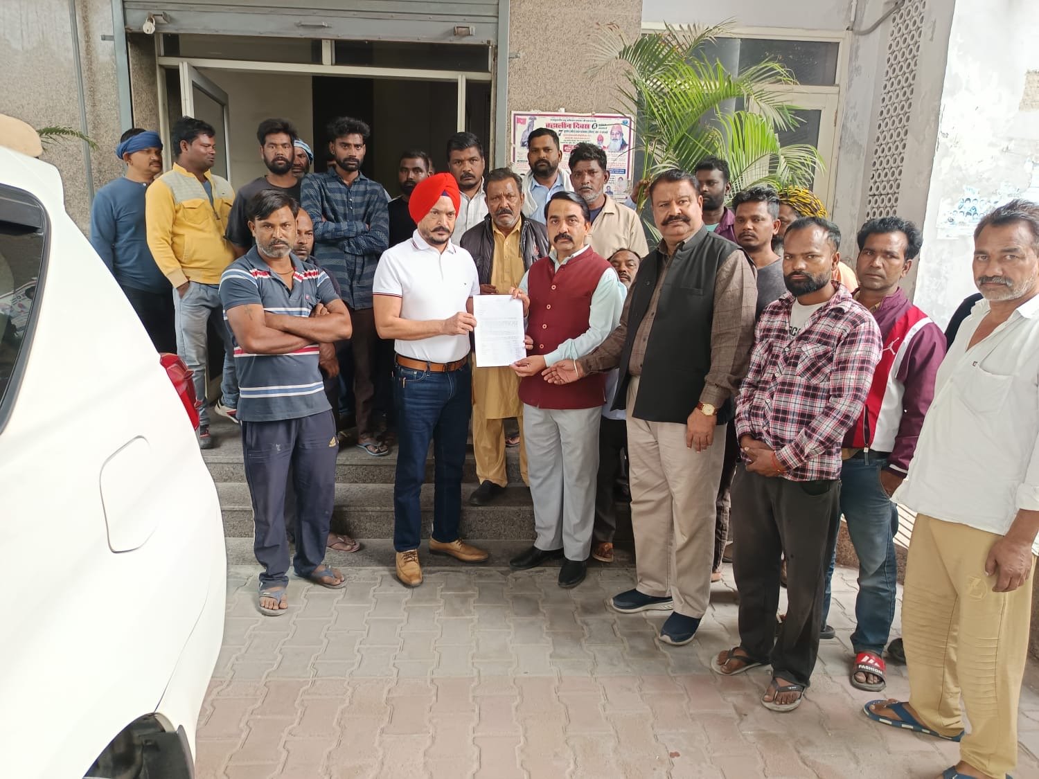 नई बनाई जा रही सड़क के नीचे सीवरेज लाइन एवं रेन वाटर न डालने संबंधी एवं पुरानी ठीक सड़क को तोड़कर दोबारा बनाने संबंधी दिया माँग पत्र।