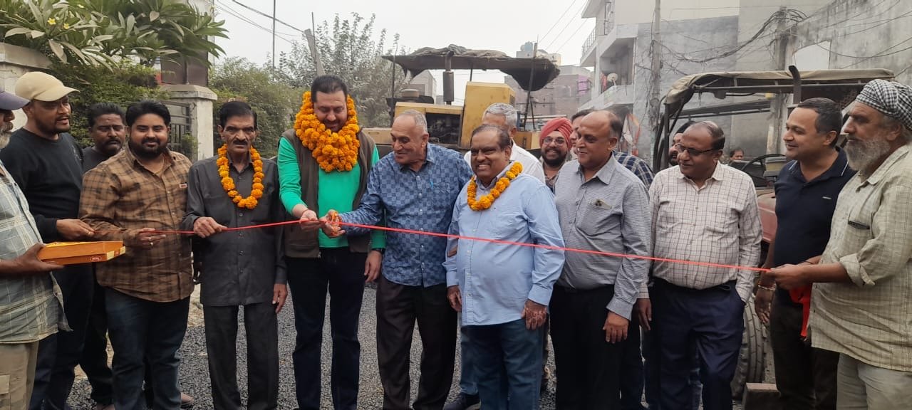 आम आदमी पार्टी के हलका इंचार्ज दिनेश ढल ने किया सड़क निर्माण का उद्घाटन।