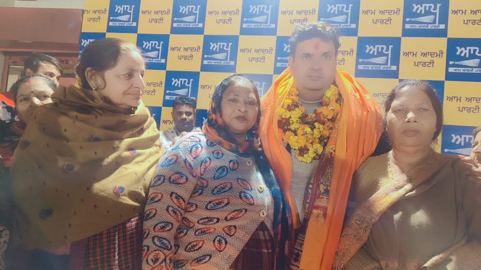 ਨਵੇਂ ਬਣੇ ਮੇਅਰ ਵਨੀਤ ਧੀਰ ਨੂੰ ਪਲਵਿੰਦਰ ਕੌਰ ਵੱਲੋਂ ਸਨਮਾਨਿਤ ਕੀਤਾ ਗਿਆ। 