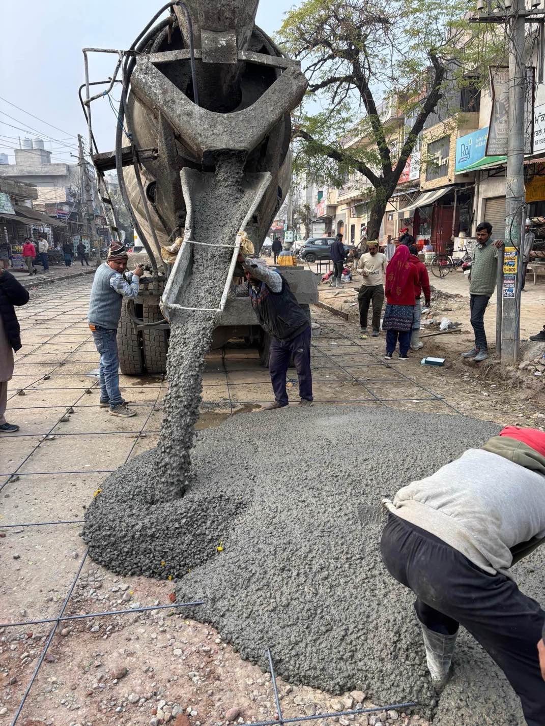 ਸੁਖਵਿੰਦਰ ਸਿੰਘ ਕੋਟਲੀ ਐੱਮ. ਐੱਲ. ਏ ਅਤੇ ਦਰਸ਼ਨ ਸਿੰਘ ਕਰਵਲ ਪ੍ਰਧਾਨ ਨਗਰ ਕੋਂਸਲ ਆਦਮਪੁਰ ਦੀ ਅਗਵਾਈ ਵਿੱਚ ਤਕਰੀਬਨ 65 ਲੱਖ ਰੁਪਏ ਨਾਲ ਬਣਨ ਵਾਲੀ ਸੜਕ ਤੇ ਸੀਮਿਂਟ ਪਾਉਣ ਦਾ ਕੰਮ ਸ਼ੁਰੂ ਕਰਵਾਇਆ