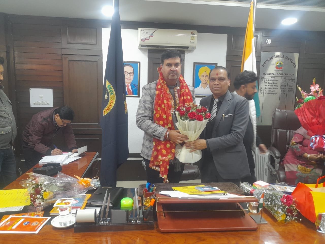 जगदीश समराय  मेयर  वनीत  धीर  से  मिले |