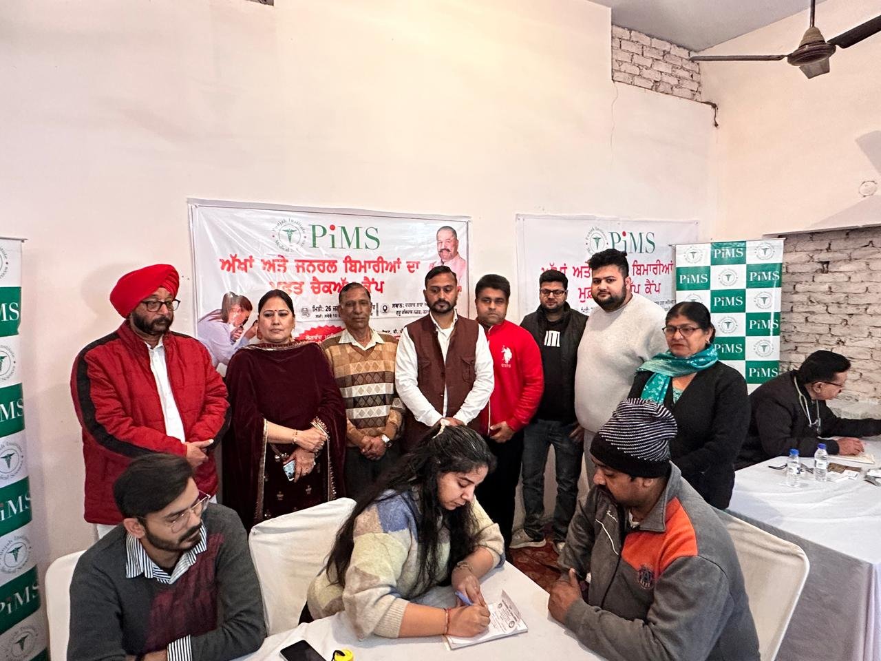 पूर्व पार्षद सुनीता रिंकू की देखरेख में बस्ती दानिशमंदा में लगा फ्री मैडिकल कैंप