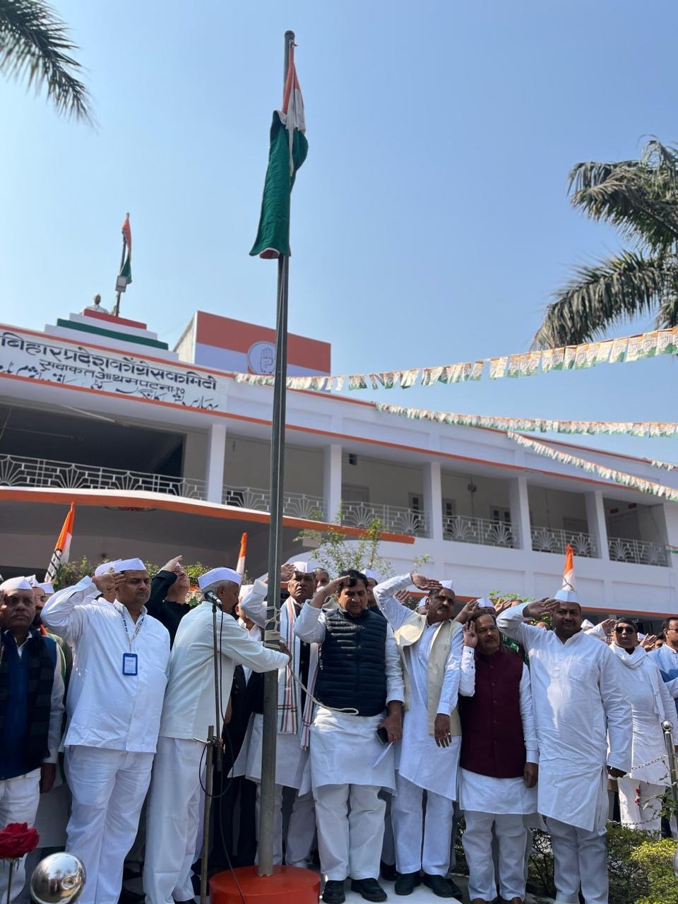 बिहार प्रदेश कांग्रेस कमिटी के मुख्यालय सदाकत आश्रम में प्रदेश अध्यक्ष डॉ अखिलेश प्रसाद सिंह ने गणतंत्र दिवस के मौके पर झंडा फहराया ।