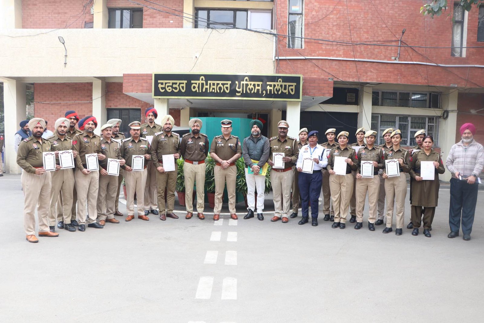 *ਪੁਲਿਸ ਕਮਿਸ਼ਨਰ ਜਲੰਧਰ ਵੱਲੋਂ ਸ਼ਾਨਦਾਰ ਸੇਵਾਵਾਂ ਨਿਭਾਉਣ ਵਾਲੇ ਪੁਲਿਸ ਅਧਿਕਾਰੀਆਂ ਦਾ ਸਨਮਾਨ*