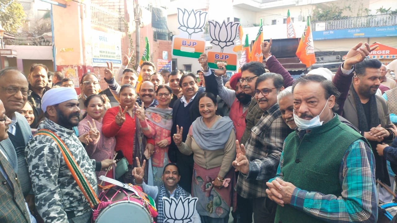 भाजपा पंजाब प्रदेश के महामंत्री राकेश राठौर भाजपा जालंधर शहरी के कार्यकर्ताओं के साथ दिल्ली विधानसभा चुनाव में भारतीय जनता पार्टी की हुई जीत पर ढोल की थाप पर खुशी  मनाई 