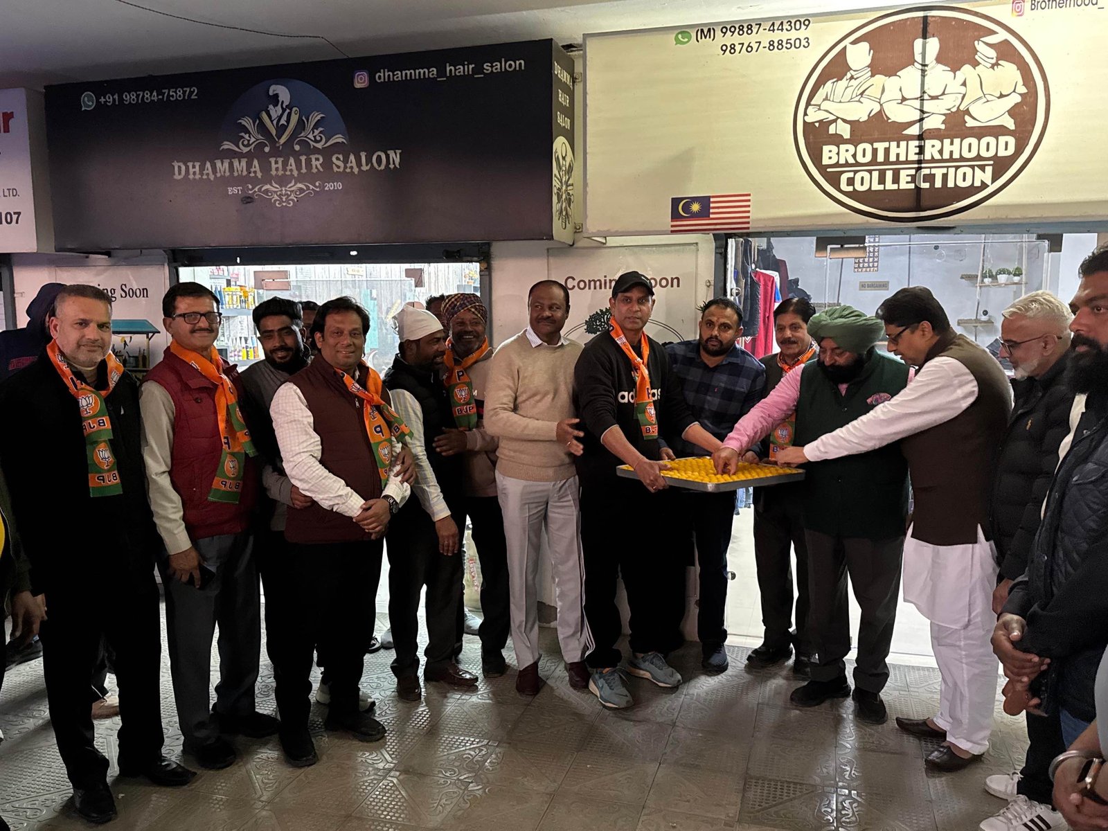 कैंट विधानसभा जंडियाला से भाजपा ने हर बूथ पर संगठन बनाने की प्रक्रिया दिल्ली विजय पर लड्डू बाट कर शुरू की* 