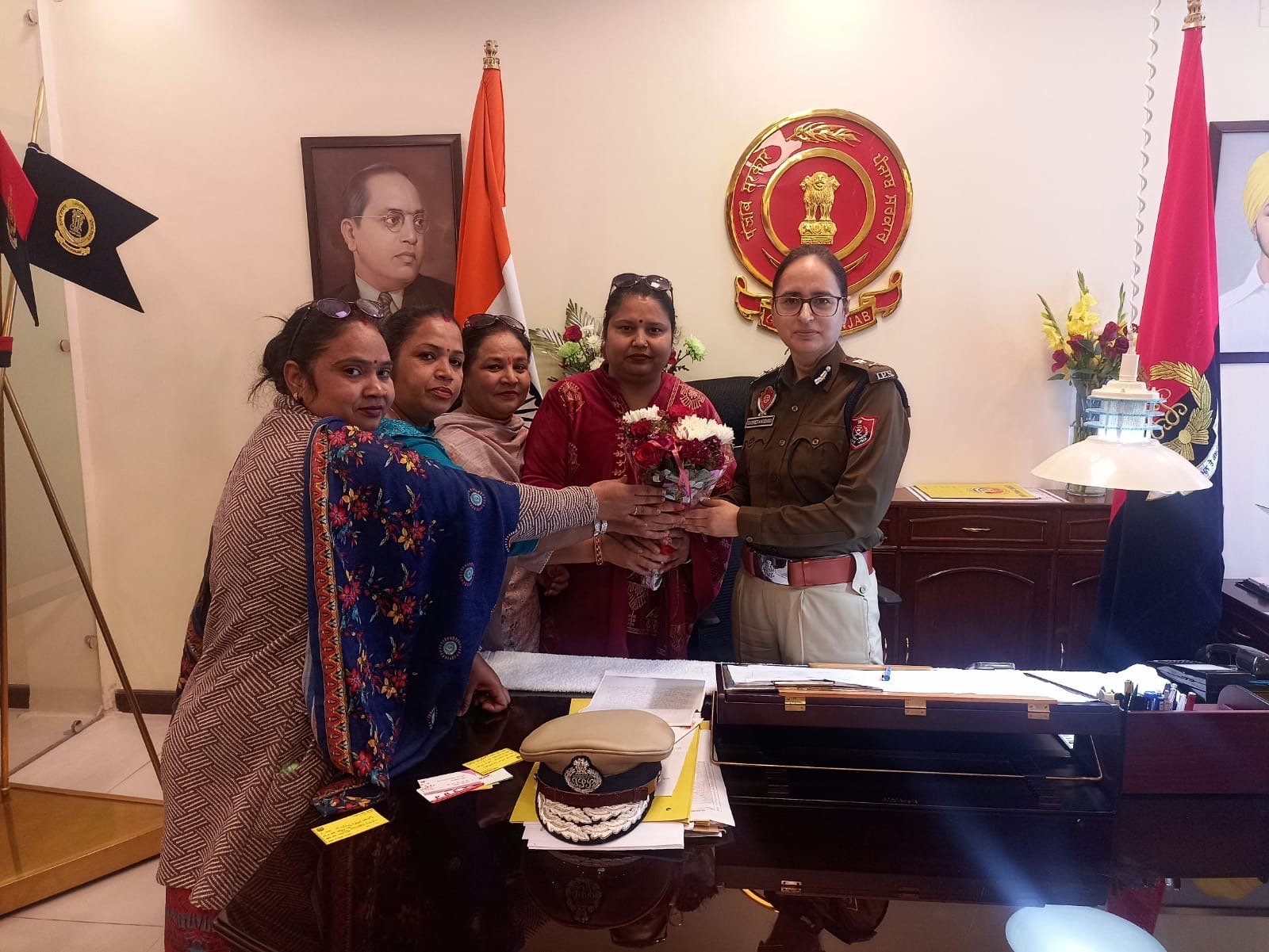 ਭਾਜਪਾ ਨੇਤਰੀ ਵੱਲੋਂ ਨੀਲਮ ਸੋਡੀ ਵਾਰਡ ਨੰਬਰ 81 ਤੋਂ ਵਾਰਡ ਨੰਬਰ 23 ਤੋਂ ਸ਼ਾਲੂ ਉਹਨਾਂ ਨਾਲ ਨੀਤੂ ਕਪੂਰ ਚੰਚਲ ਨੀਲਮ ਸੋਡੀ ਤੇ ਸ਼ਾਲੂ ਨੇ  ਕੀਤਾ ਨਂਵੇ ਪੁਲਿਸ ਕਮਿਸ਼ਨਰ ਧਨਪ੍ਰੀਤ ਕੋਰ ਦਾ ਸਵਾਗਤ ।