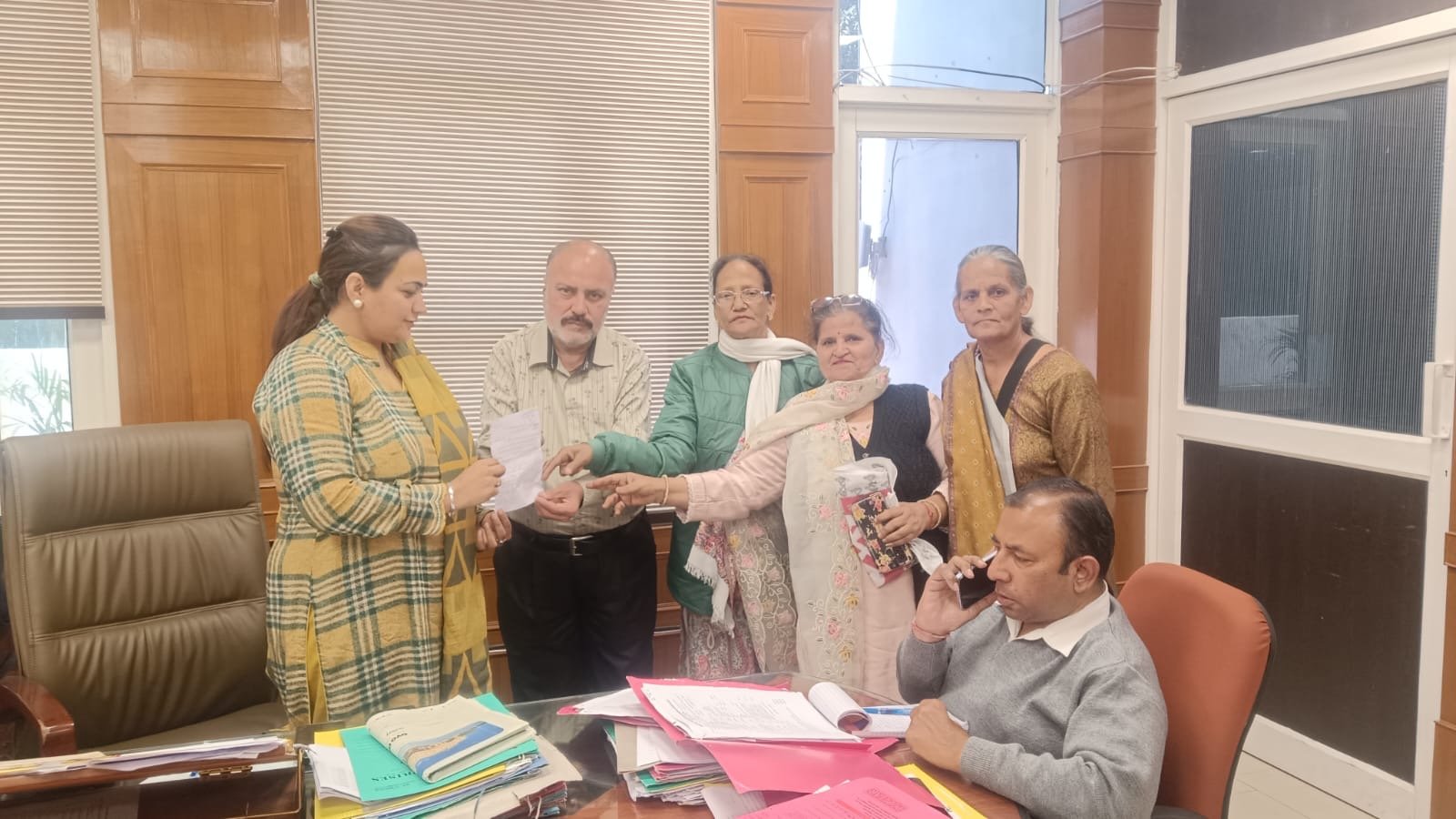 ਗੁਲਮੋਰ ਕਲੋਨੀ ਲੰਮਾ ਪਿੰਡ ਇਲਾਕਾ ਵਾਸੀ ਤੇ ਆਪ ਨੇਤਾ ਮਿਲੇ ਨਗਰ ਨਿਗਮ ਜੁਆਇੰਟ ਕਮਿਸ਼ਨਰ ਸੁਮਨਦੀਪ ਕੌਰ ਨੂੰ ਕਲੋਨੀ ਚ ਲਾਈਟਾਂ ਬੰਦ ਪਾਣੀ ਦੀ ਕਿੱਲਤ ਪਾਣੀ ਦੀ ਵੀ ਪਾਈਪਾਂ ਬਦਲਣ ਲਈ ਮੰਗ ਪੱਤਰ ਦਿੱਤਾ ।