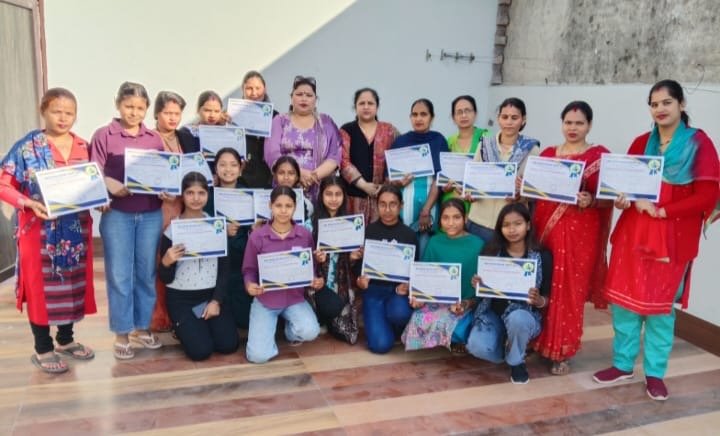 आशा समराय के सहयोग से युवतियों को आत्मनिर्भर बनाने के मकसद से 6 महीने का कटाई-सिलाई सिखलाने के कोर्स का आयोजन किया