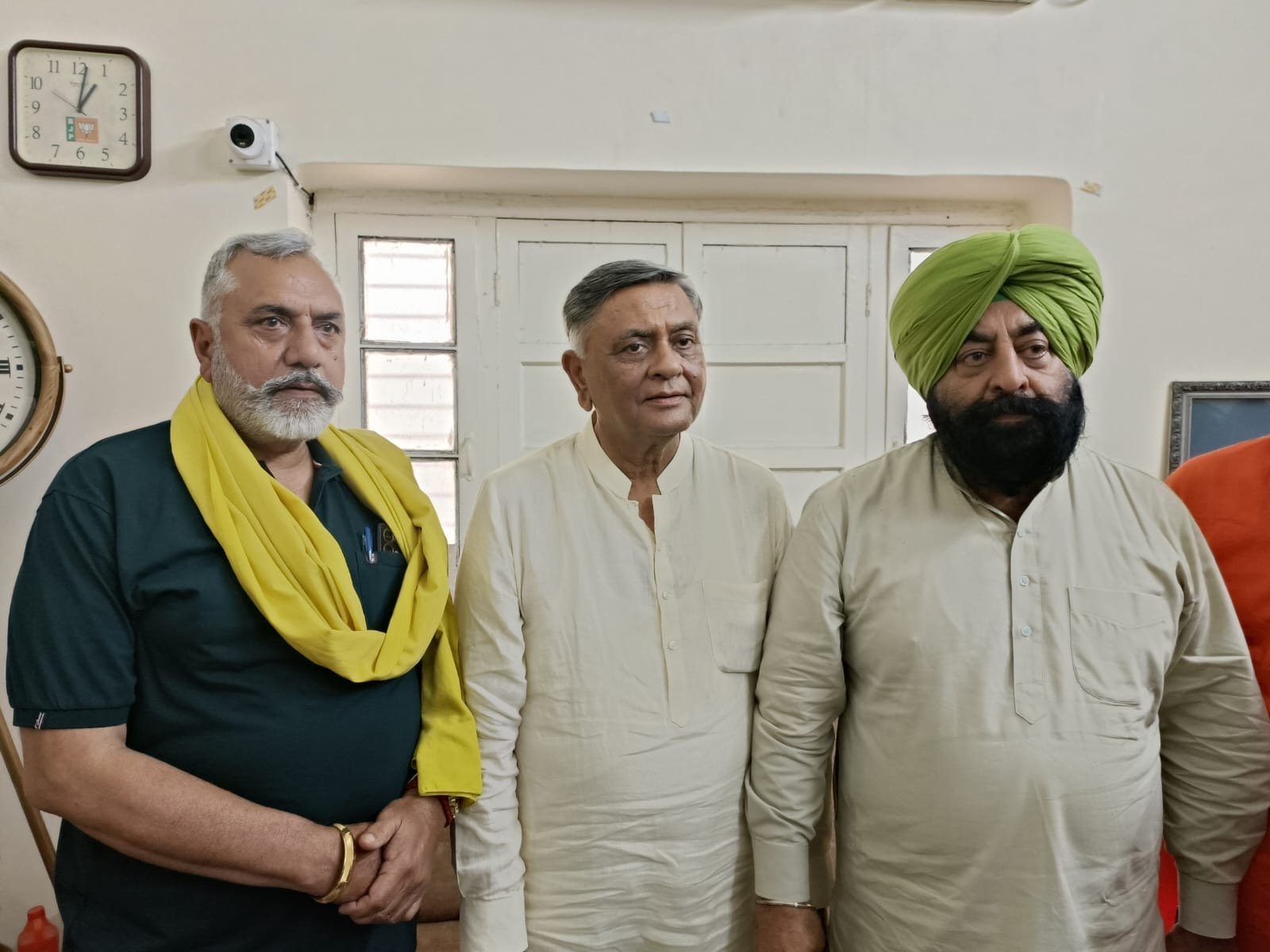 ਜੋਗਿੰਦਰ ਪਾਲ ਸ਼ਰਮਾ ਮਨੋਰੰਜਨ ਕਾਲੀਆ ਦੇ ਘਰ ਪਹੁੰਚ ਕੇ ਜਾਣਕਾਰੀ ਲਈ ਅਤੇ ਗਰਨੇਡ ਹਮਲੇ ਦੀ ਘਟਨਾ  ਦੀ ਕੀਤੀ ਨਿੰਦਾ ।