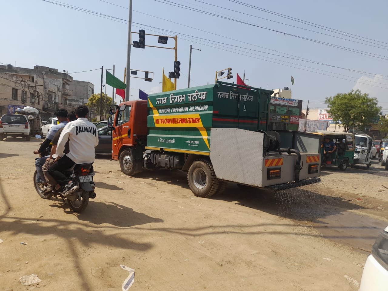 ਨਗਰ ਨਿਗਮ ਵੱਲੋਂ ਪਾਣੀ ਛੜਕਾ ਵਾਲੀ ਗੱਡੀ ਨਾਲ ਮਿੱਟੀ ਉੱਡਣ ਤੋਂ ਰੋਕਣ ਲਈ ਛਡਕਾਊ ਸ਼ੂਰੂ ।