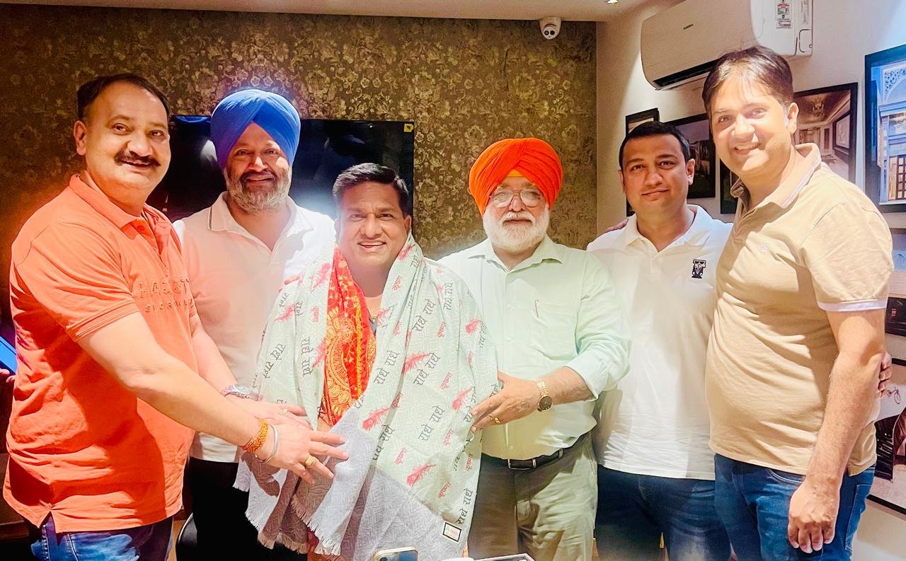 ਰਾਜੀਵ ਦੁਗਲ ਨੂੰ ਮਾਡਲ ਟਾਉਨ ਮਾਰਕੀਟ ਦੇ ਪ੍ਰਧਾਨ ਬਣਨ ਤੇ ਕੀਤਾ ਗਿਆ ਸਨਮਾਨਿਤ ।