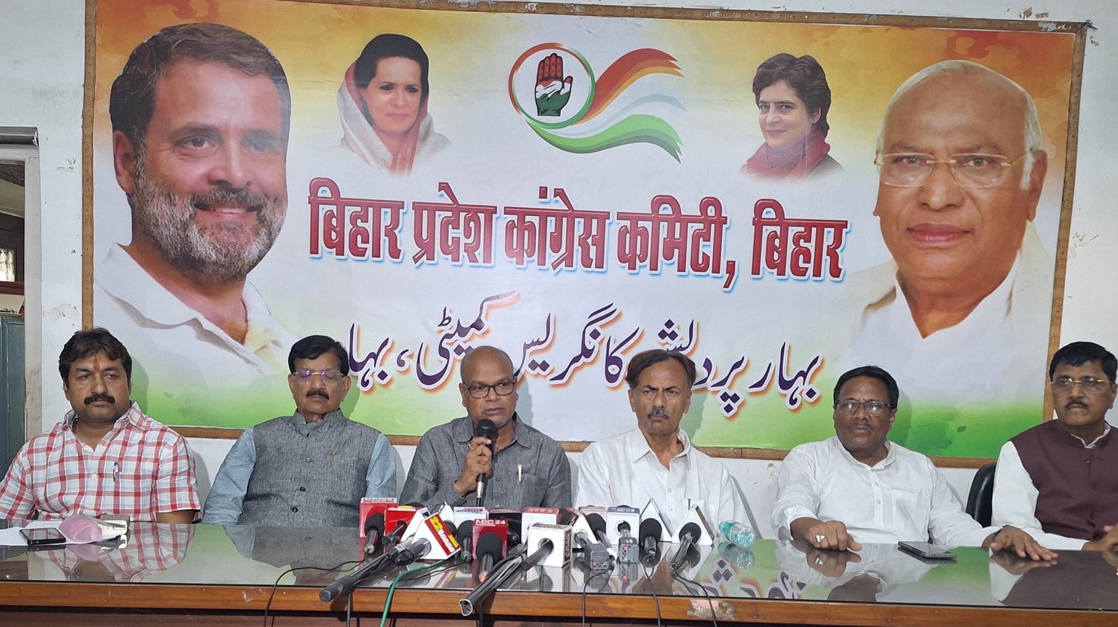 *संविधान बचाओ अभियान को लेकर कांग्रेस प्रदेश अध्यक्ष राजेश राम ने की वरिष्ठ नेताओं के साथ बैठक*