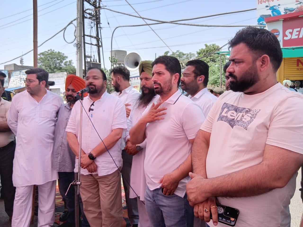 ਵਿਧਾਇਕ ਸੁਖਵਿੰਦਰ ਸਿੰਘ ਕੋਟਲੀ ਵੱਲੋਂ ਸਾਥੀਆਂ ਦੇ ਨਾਲ ਭੋਗਪੁਰ ਵਿੱਚ ਜੋ ਸੀਐਮ ਜੀ ਪਲਾਂਟ ਲਗਾਉਣ ਦੇ ਖ਼ਿਲਾਫ਼ ਭੋਗਪੁਰ ਵਿਖੇ ਧਰਨਾ ਪ੍ਰਦਰਸ਼ਨ ਕੀਤਾ ।